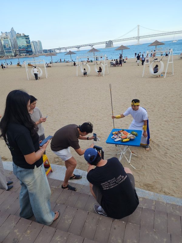 바닷가에서 음식을 촬영하는 모습
