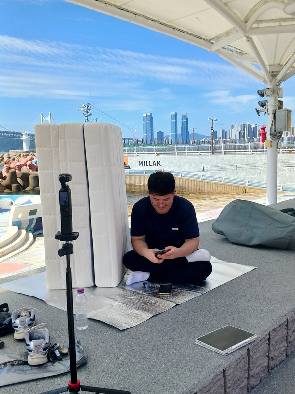 해변 공원에서 촬영하는 모습