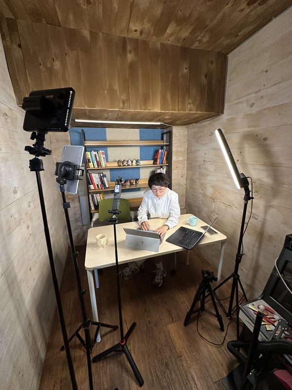 실내에서 조명을 켜고 촬영하는 모습
