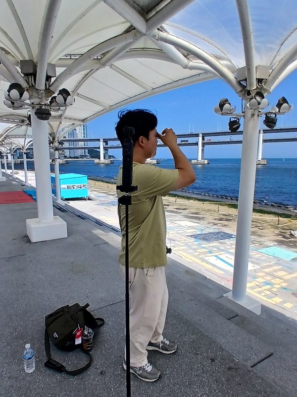 바닷가 산책로에서 촬영하는 모습